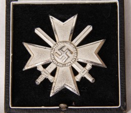 Kriegsverdienstkreuz Klasse 1. mit Schwertern – KVK1 Cased – with swords *mint* image 1