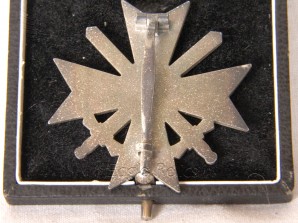 Kriegsverdienstkreuz Klasse 1. mit Schwertern – KVK1 Cased – with swords *mint* image 2