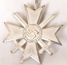 Kriegsverdienstkreuz Klasse 1. mit Schwertern – KVK1 Cased – with swords *mint* image 4