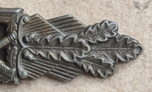 FLL Maker marked bronze Close Combat Clasp – fine condition image 4