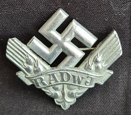 Female RAD war Helper’s badge image 1