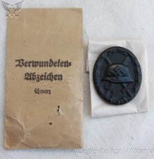 Black wound badge in packet of issue image 1