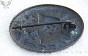 Black wound badge in packet of issue image 4