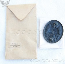 Black wound badge in packet of issue image 5