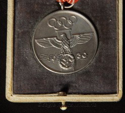 Deutsche Olympia-Erinnerungsmedaille 1936.- Boxed Olympic 1936 Medal image 7