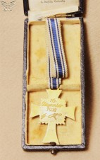 Boxed Mothers Cross in Gold – Ehrenkreuz der Deutschen Mutter in Gold image 4